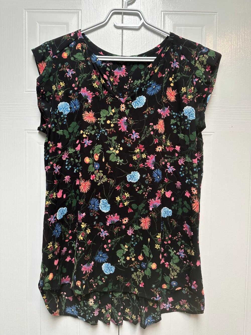 Cap-sleeved blouse with back pleating, floral on black, size M